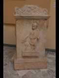 08693 ostia - museum - grabcippus mit kind in toga.jpg